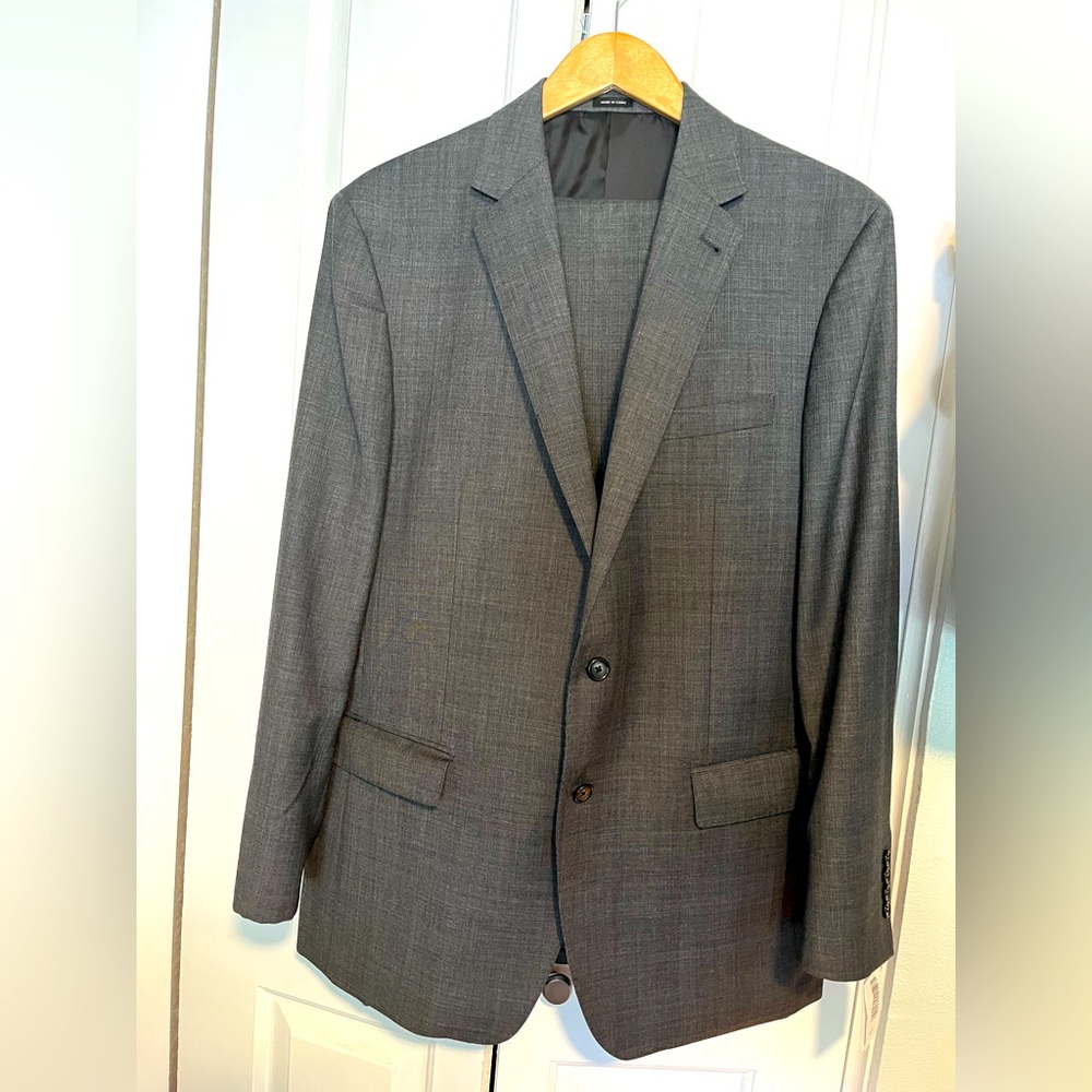 Brand new with tags, Men’s gray suit, 44L jacket, 38L pants, Joseph Abboud.
